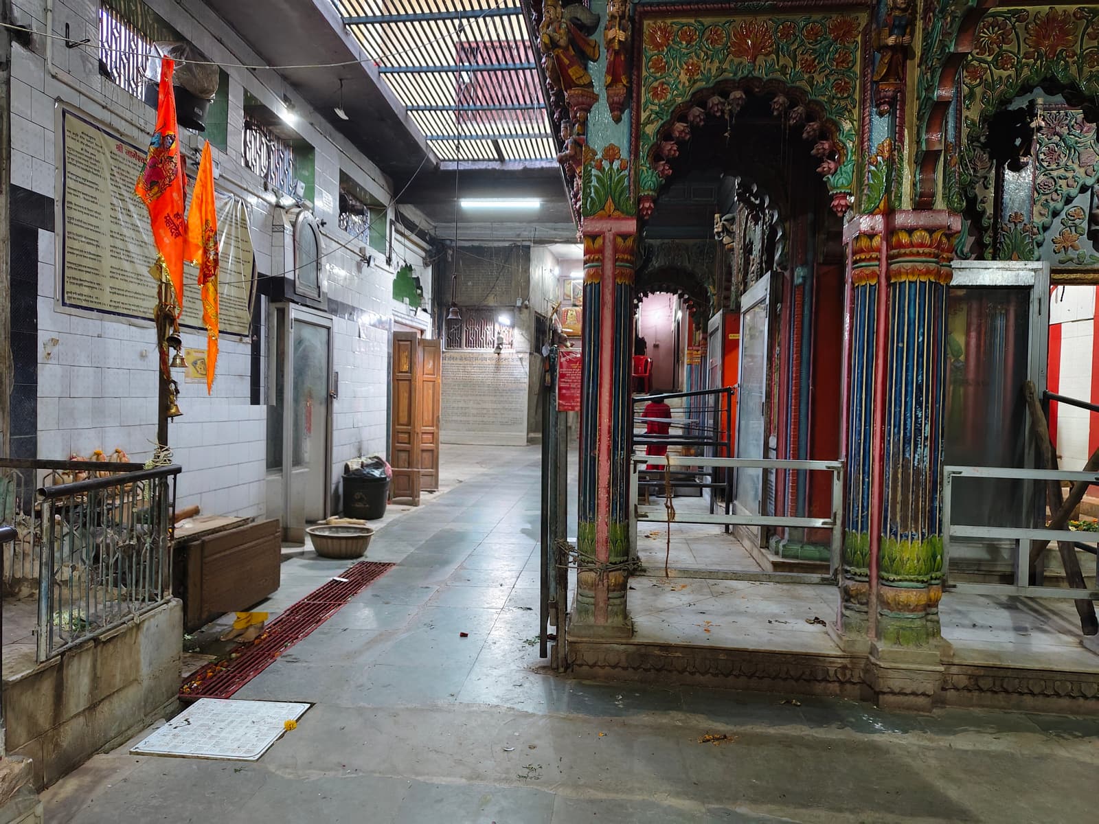 અયોધ્યાના નાગેશ્વરનાથ મંદિરની અંદર સ્તંભોવાળી ચિત્રિત પરસાળ