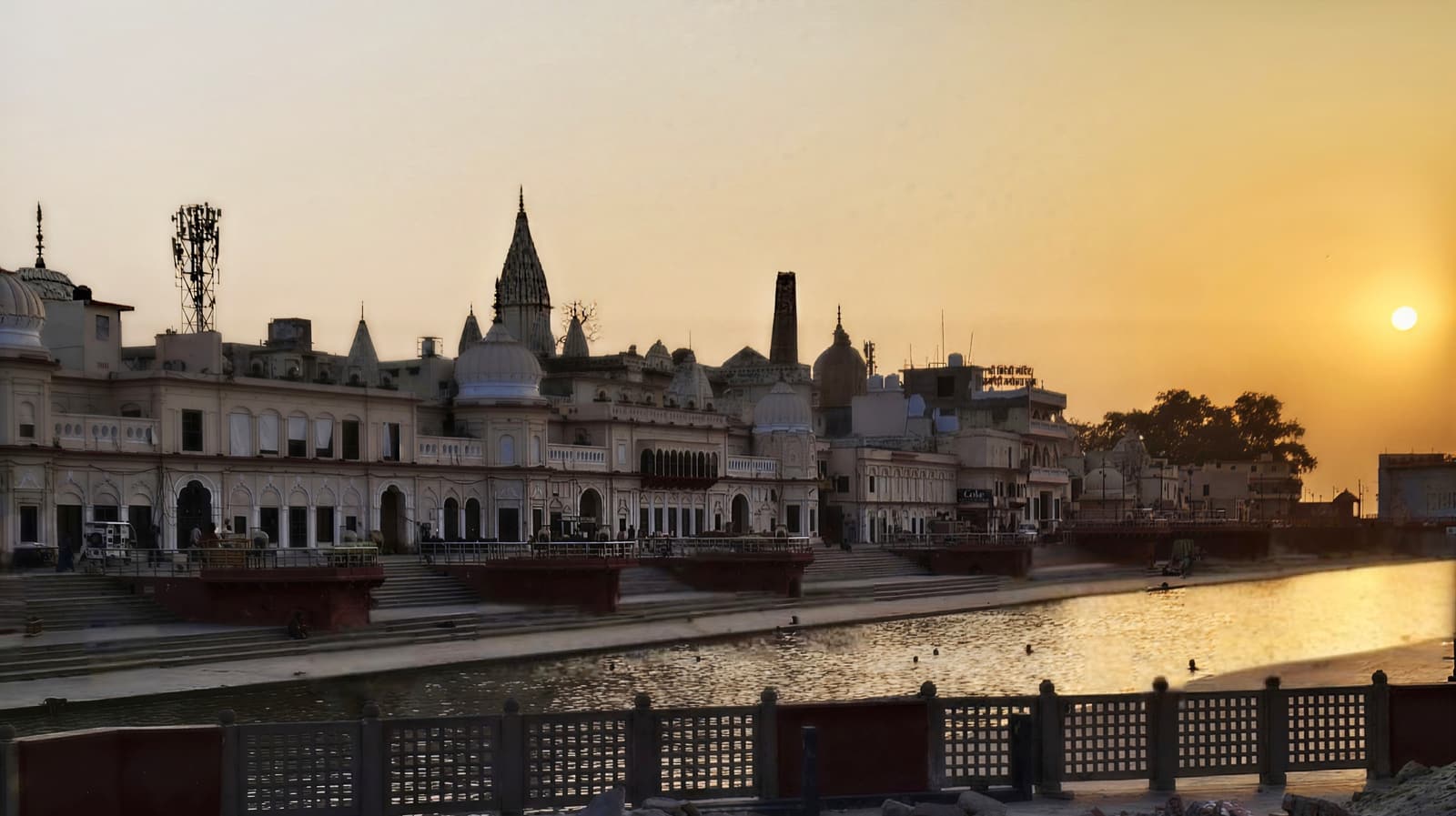 અયોધ્યામાં સાંજના સમયે પાણીના કિનારે મંદિરોવાળા રામ કી પૈડીના ઘાટ