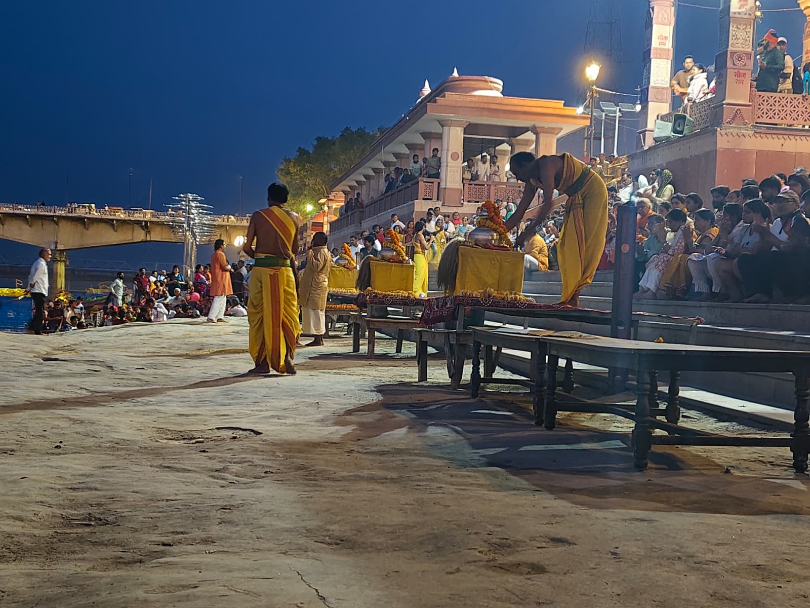 અયોધ્યામાં સરયૂના કાંઠે સંધ્યા આરતી કરતા પૂજારીઓ