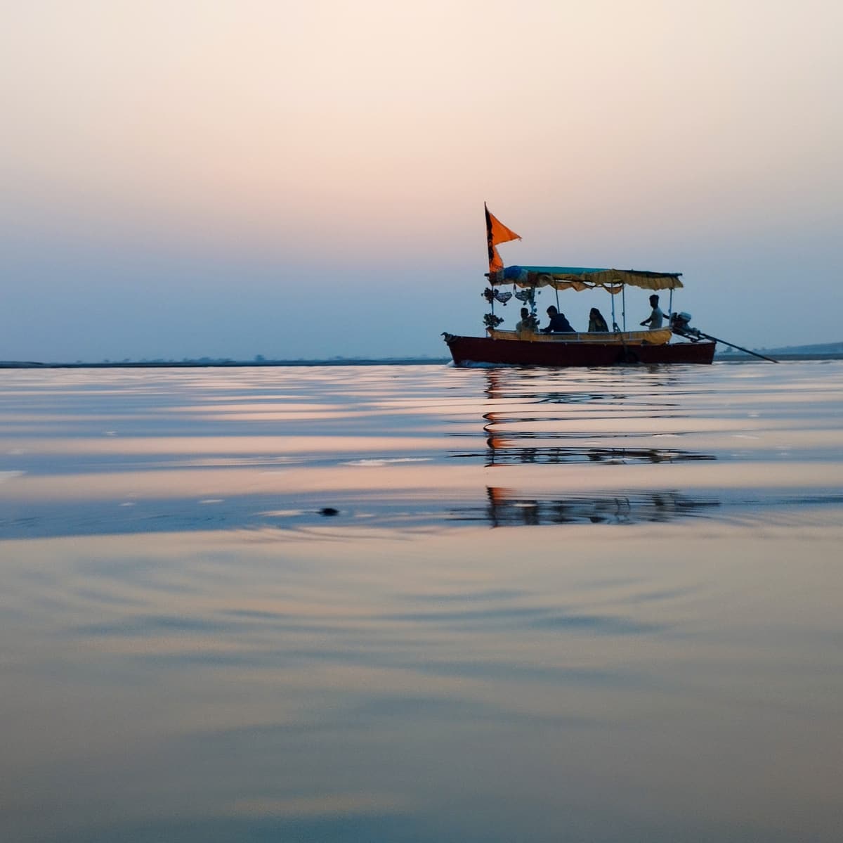 અયોધ્યામાં શાંત સરયૂ નદી પર છાપરાવાળી નાની હોડી